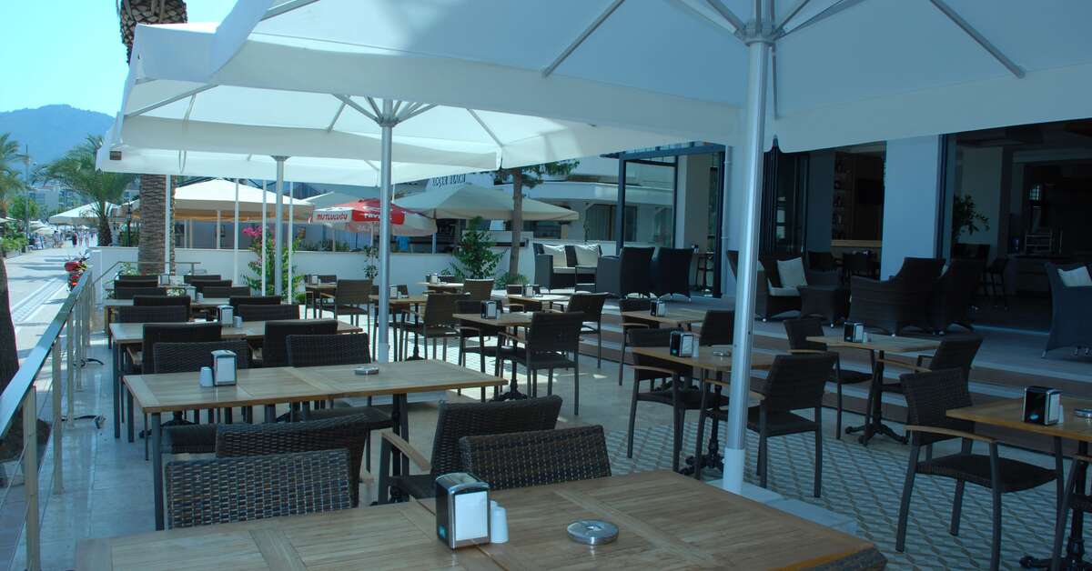 Een foto van het terras bij Begonville Beach Hotel