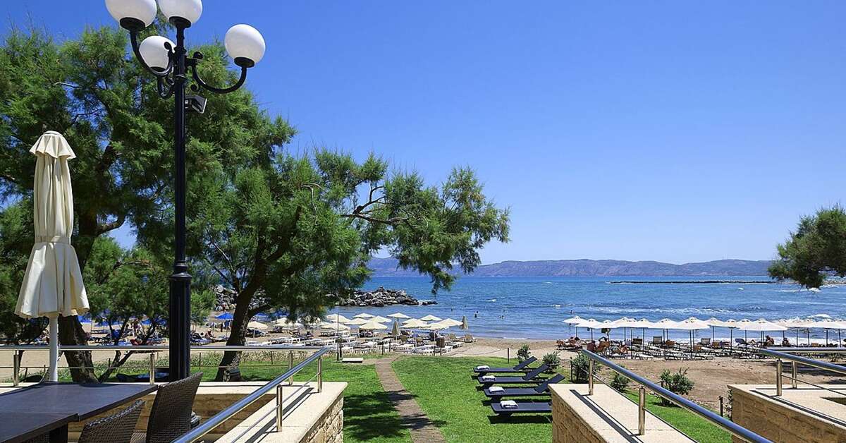 Ein Foto von der Terrasse im Molos Bay Hotel