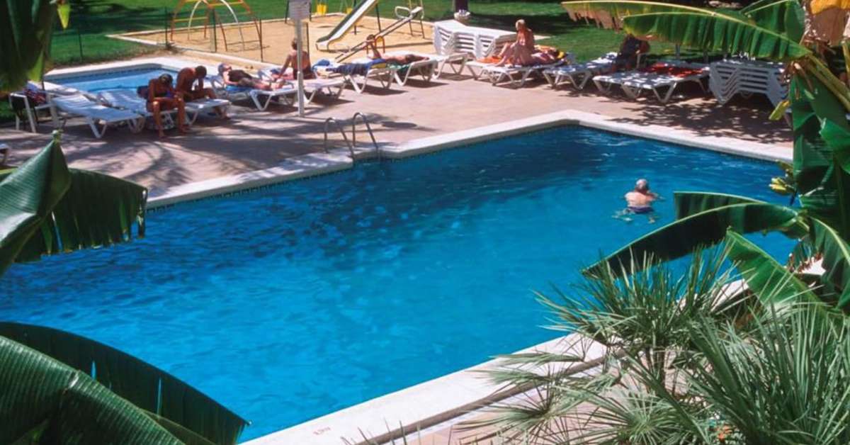 Een foto van het zwembad bij Mercure Benidorm
