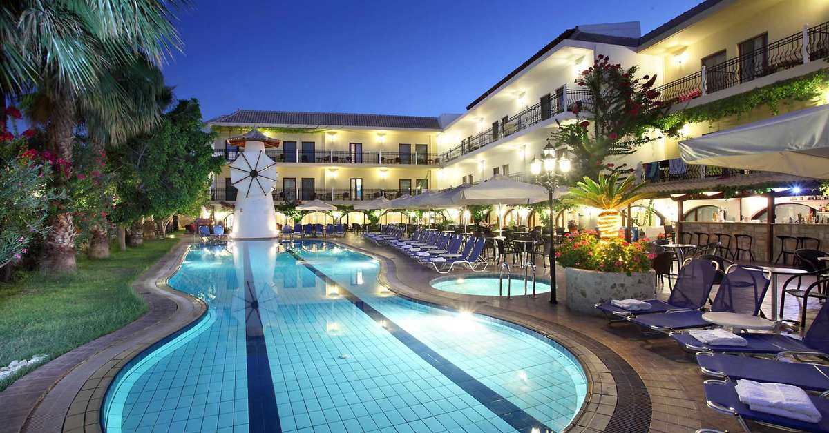 Een foto van het zwembad bij Almyrida Beach Hotel