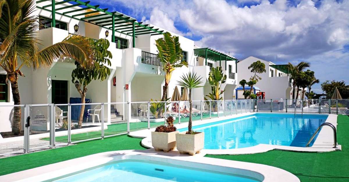 Een foto van het zwembad bij Aloe Appartementen