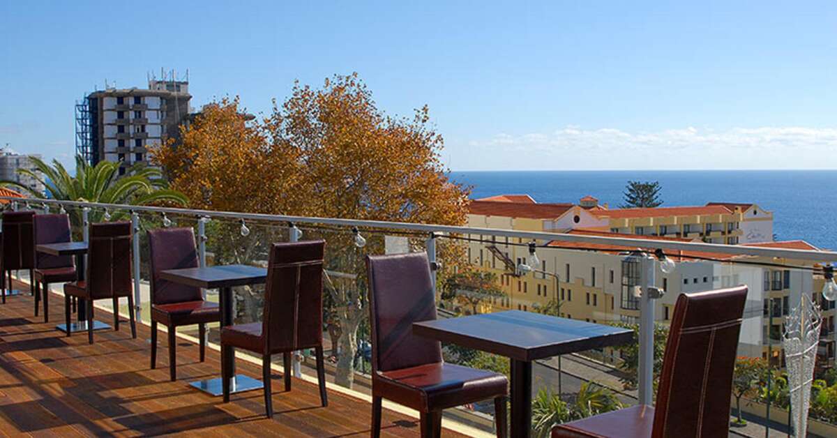 Ein Foto von der Terrasse im Muthu Raga Madeira Hotel