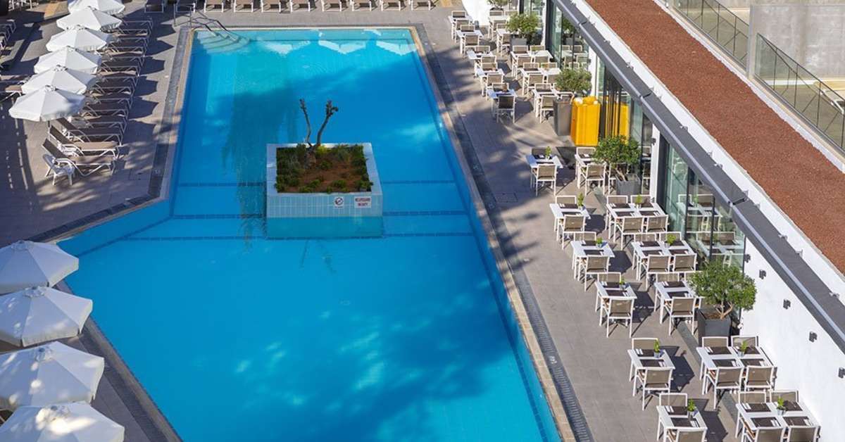Een foto van het zwembad bij Anemi Hotel & Suites