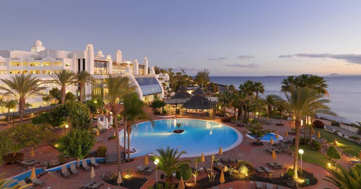 Een foto van het zwembad bij H10 Timanfaya Palace