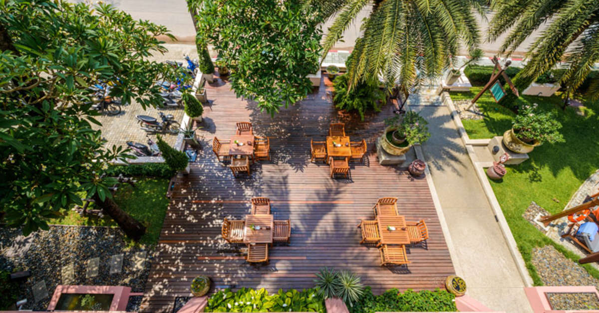 Een foto van het terras bij Seaview Patong Hotel