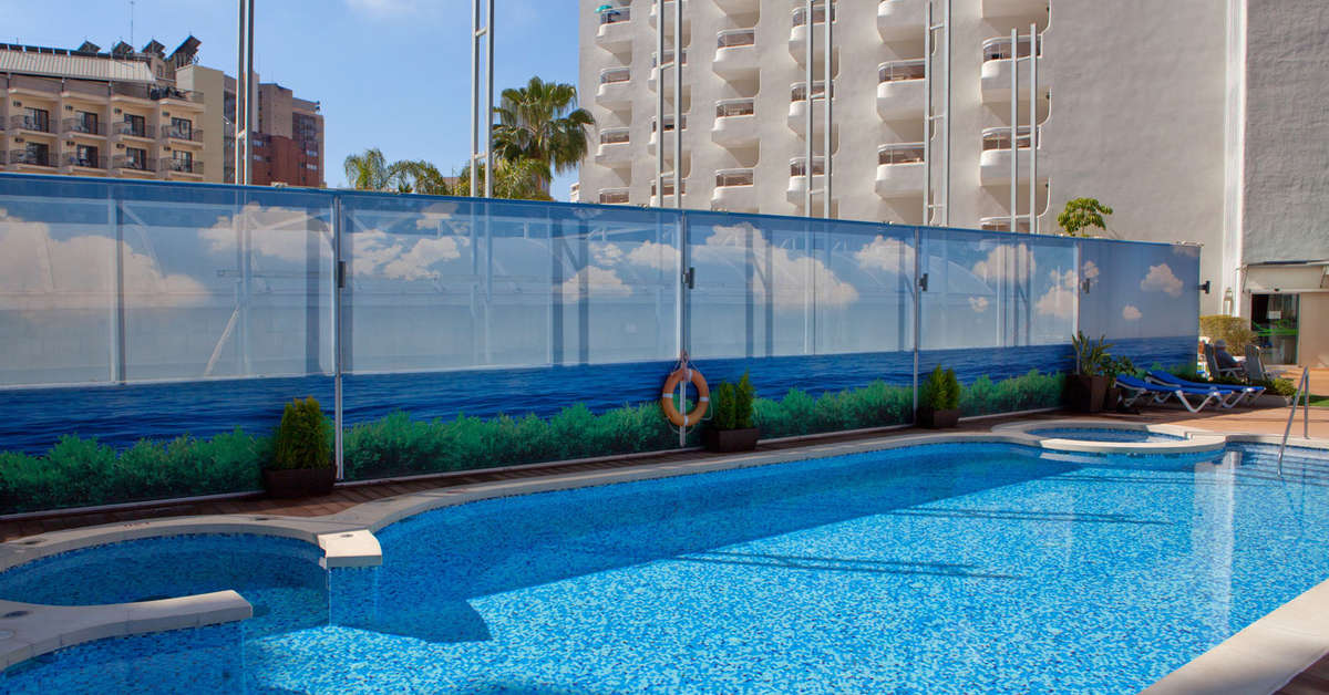 Een foto van het zwembad bij Riviera Beach Hotel