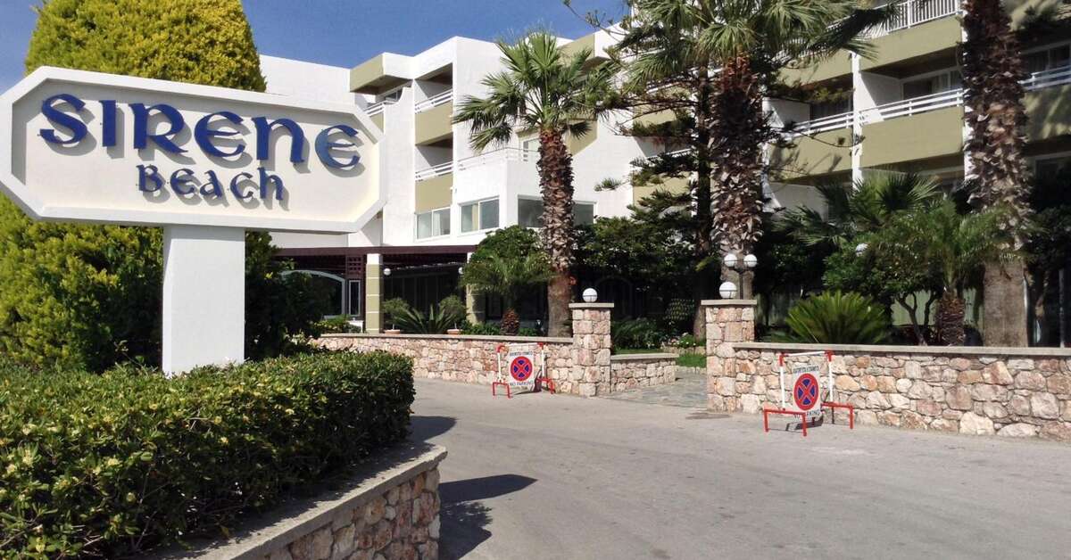 Een foto van de buitenkant van Sirene Beach Hotel