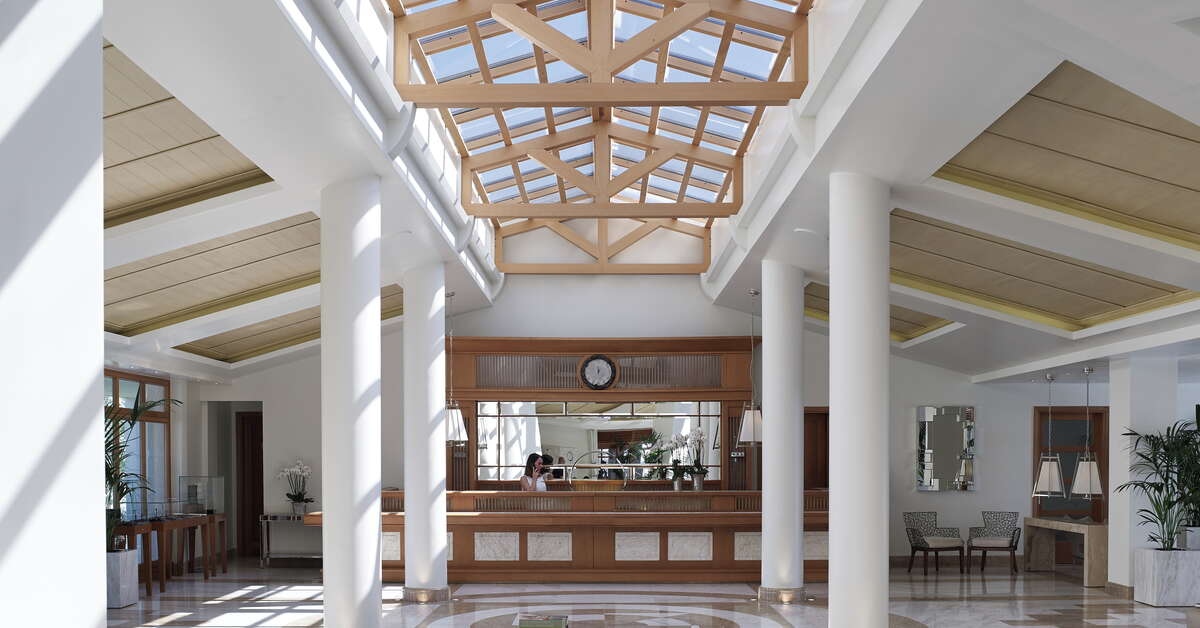 Een foto van het interieur van Porto Sani