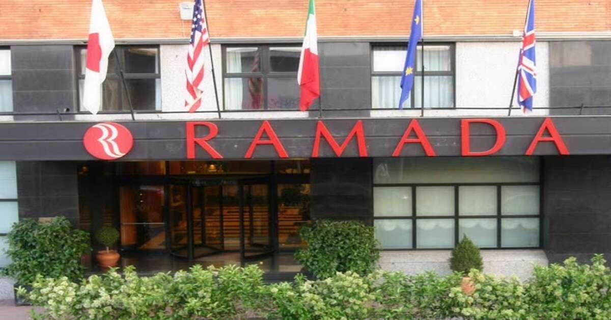 Een foto van de buitenkant van Ramada by Wyndham Naples