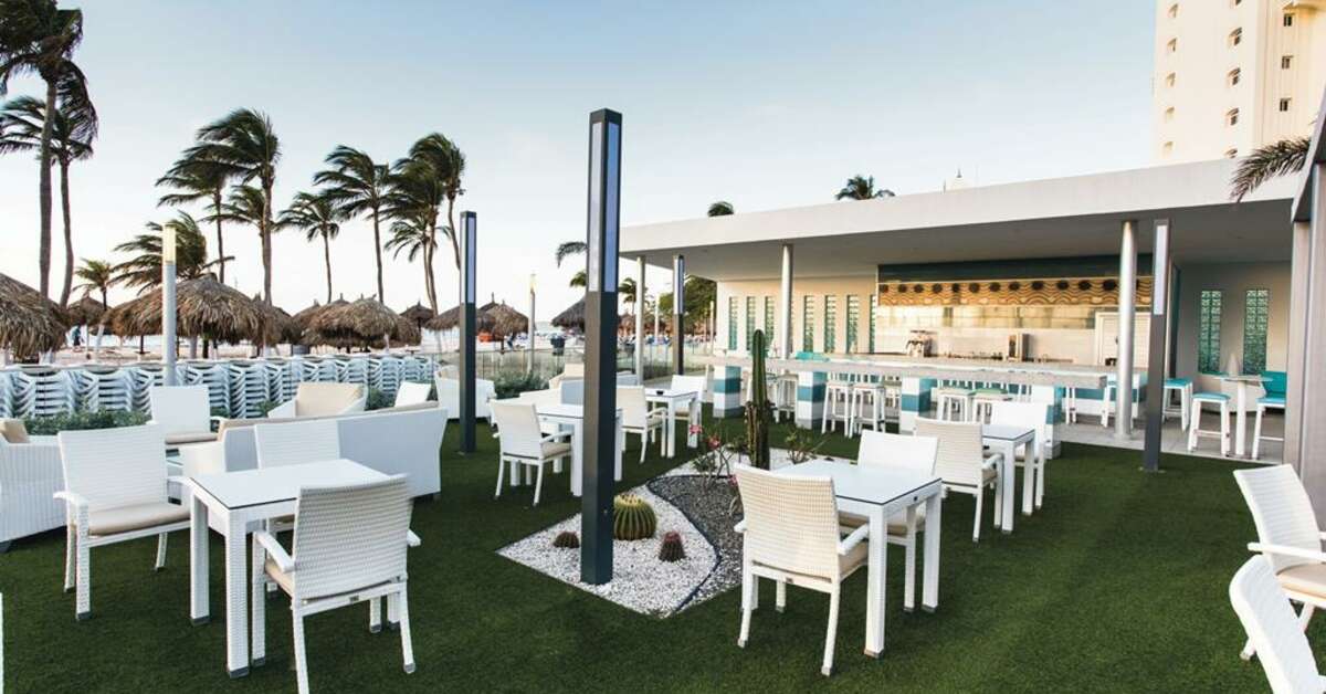 Een foto van het terras bij Riu Palace Antillas