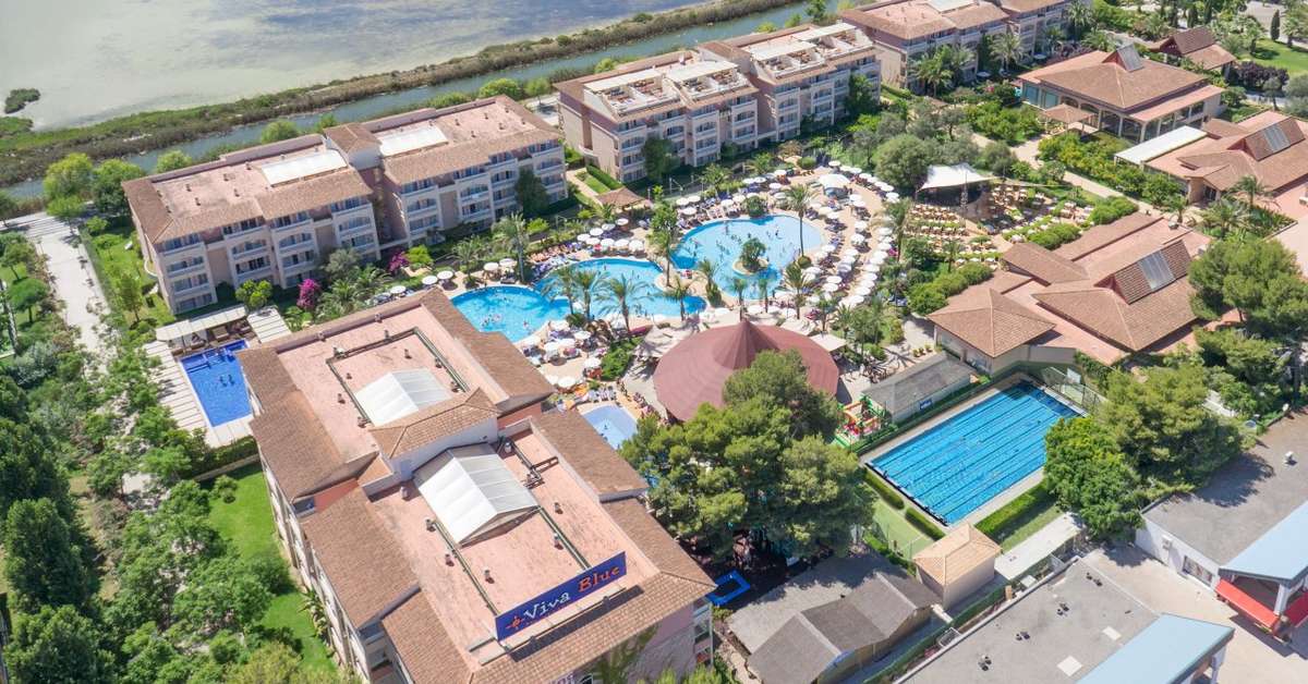 Een foto van het zwembad bij Viva Blue & Spa Aparthotel