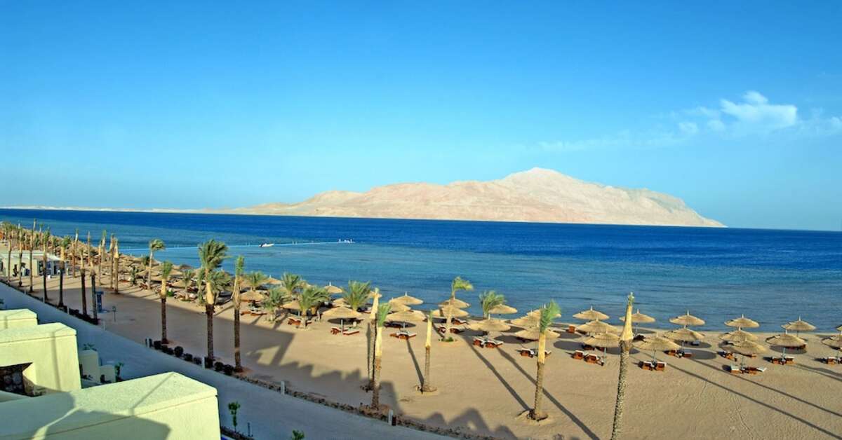 Ein Foto vom Strand beim Coral Sea Hotels