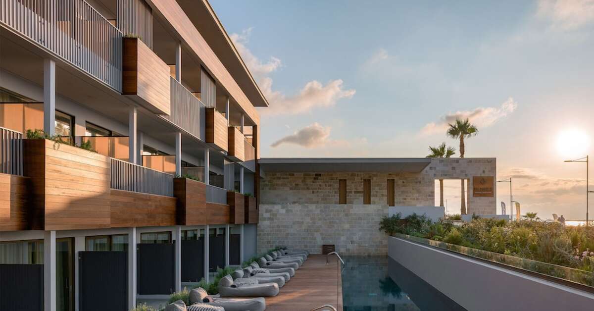 Een foto van het zwembad bij Ikonos Seafront Luxury Suites