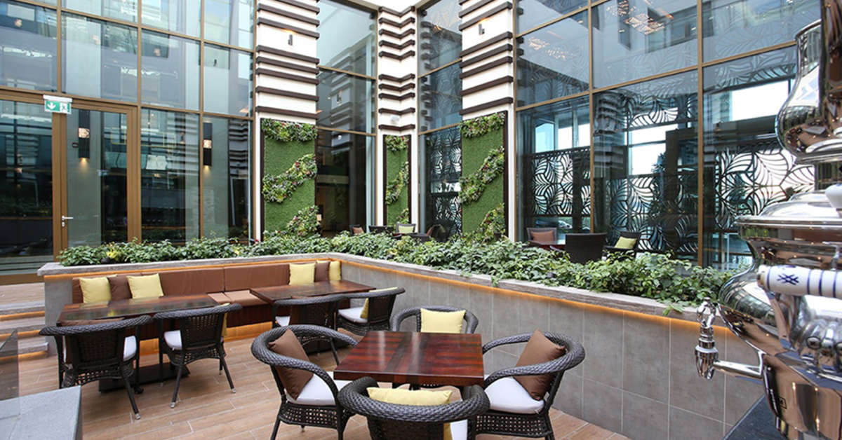 Een foto van het terras bij Metropolitan Hotel Dubai