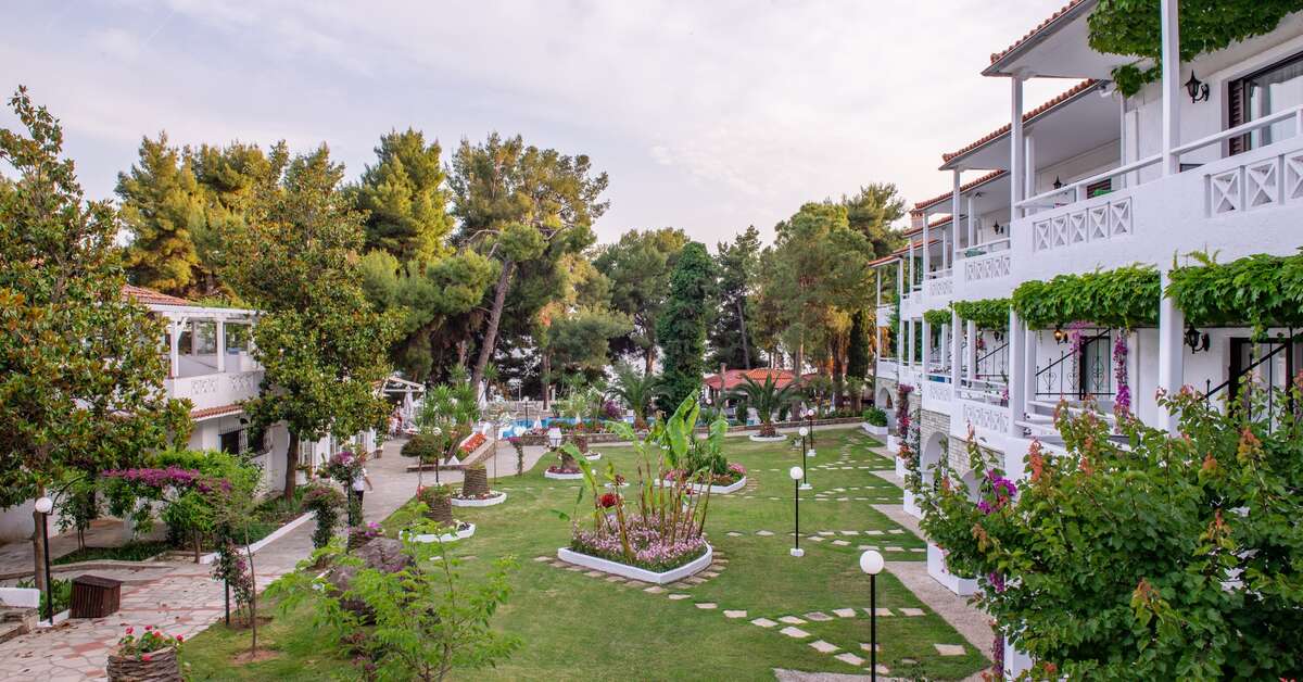 Een foto van de buitenkant van Porfi Beach Hotel