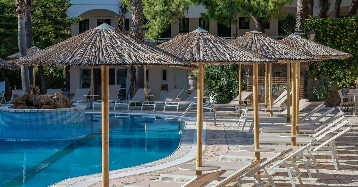 Een foto van het zwembad bij Hotel Vasilikos Beach