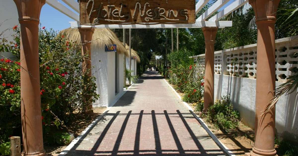 Een foto van de buitenkant van Hotel Nesrine