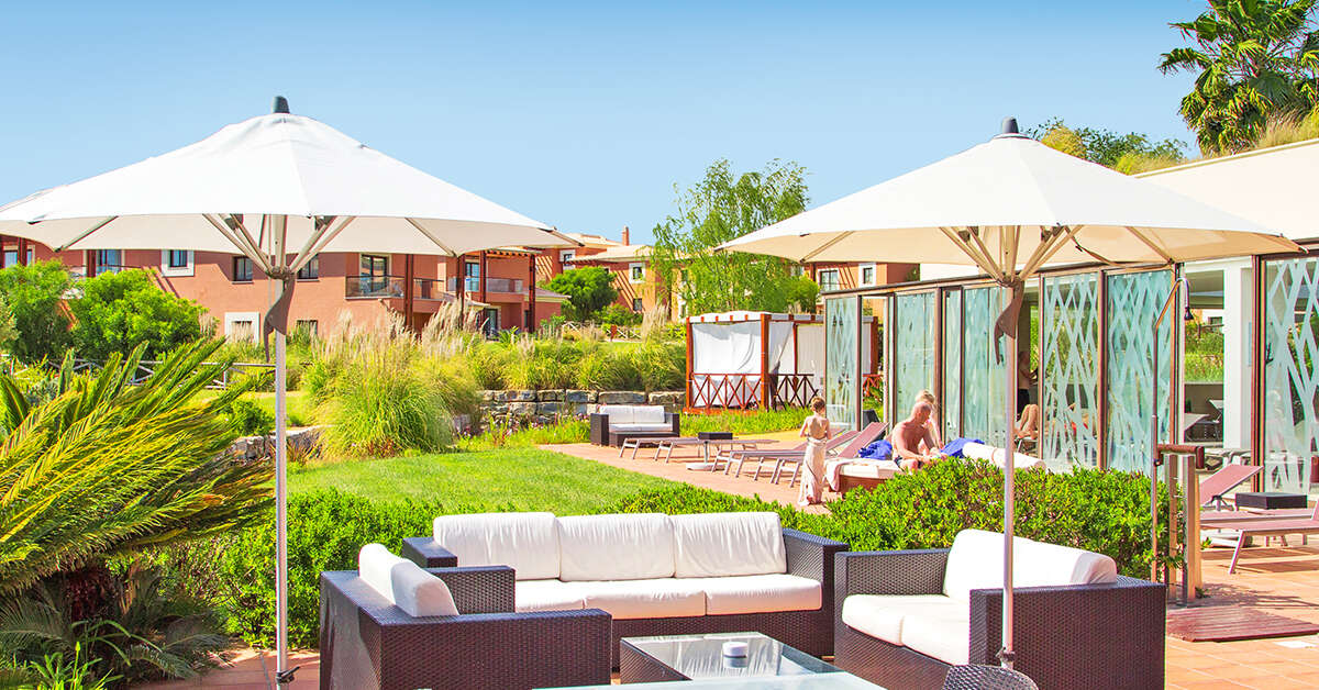 Een foto van het terras bij Monte Santo Resort