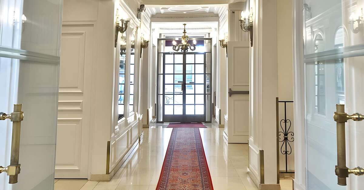 Een foto van het interieur van Hotel Touring Parijs