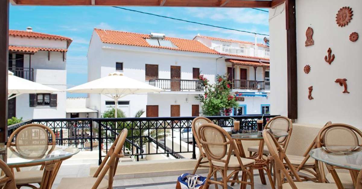 Een foto van het terras bij Kalidon Beach Hotel