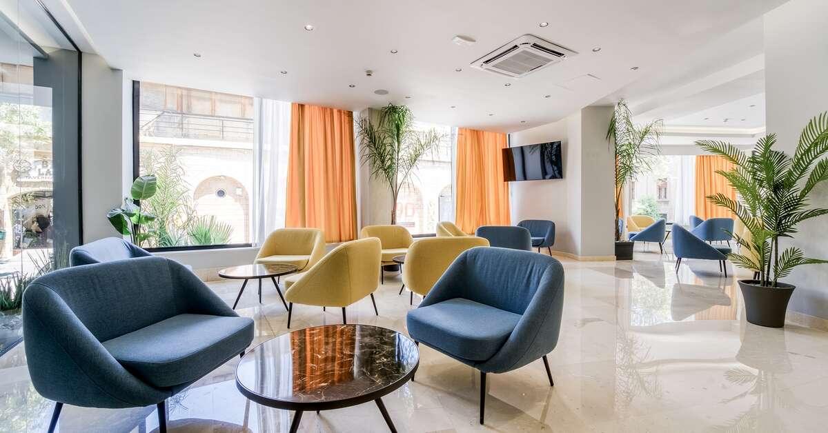 Een foto van het interieur van Island City Hotel