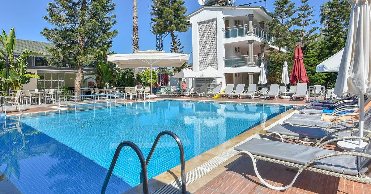 Een foto van het zwembad bij Altinkum Bungalows