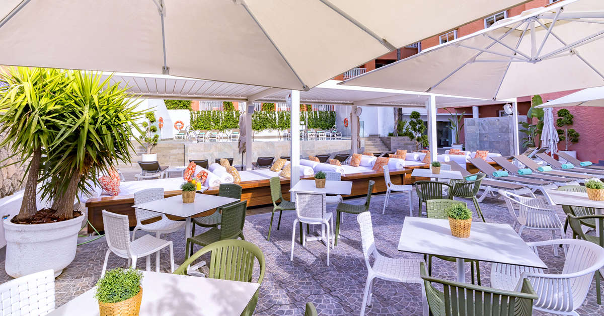 Een foto van het terras bij Hotel Fenix Torremolinos