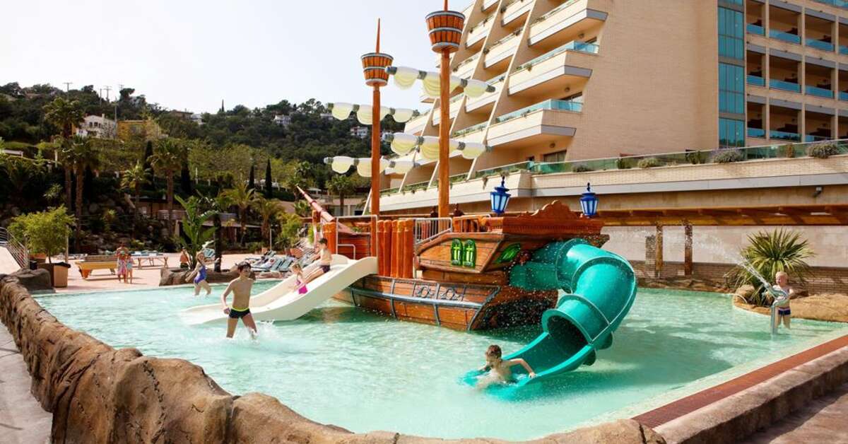 Een foto van het zwembad bij Golden Bahia de Tossa & Spa