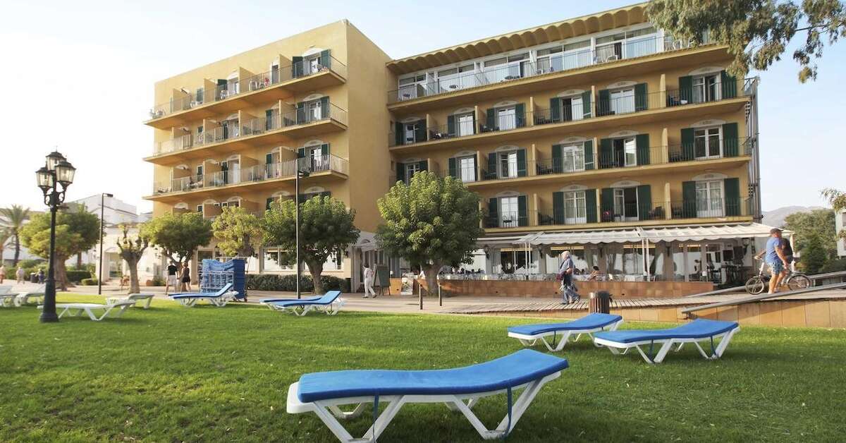 Een foto van de buitenkant van Hotel Roses Platja