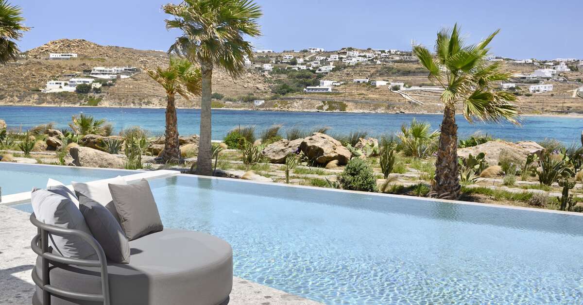 Een foto van het zwembad bij Aeonic Suites & Spa