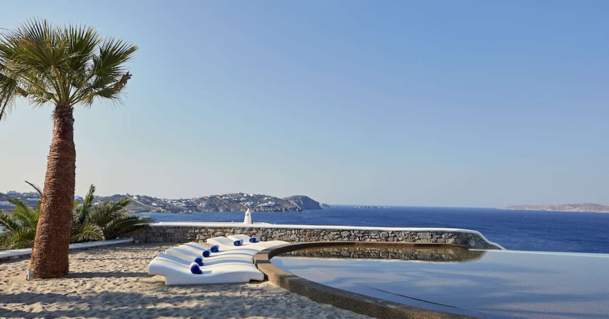 Een foto van het zwembad bij Katikies Mykonos