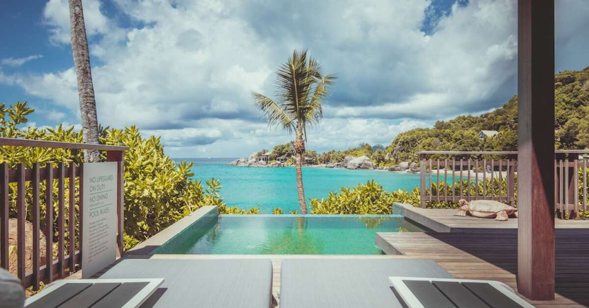 Een foto van het zwembad bij Carana Beach Hotel