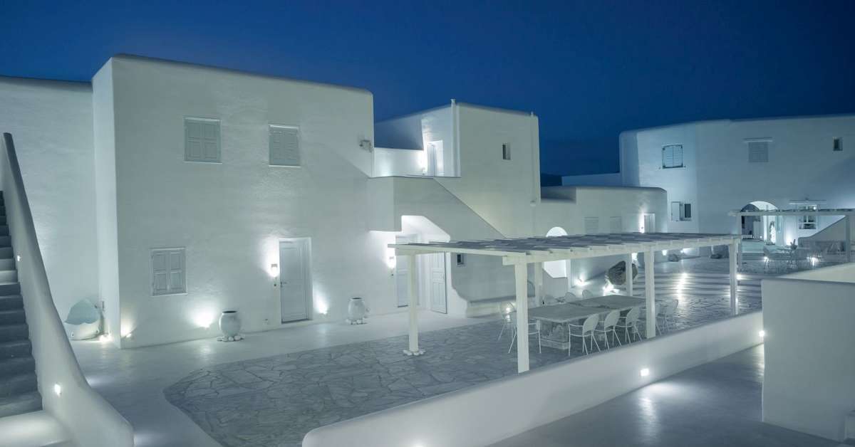 Een foto van het terras bij Mykonos Bay Hotel