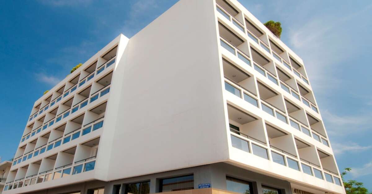 Een foto van de buitenkant van Alexandra Hotel