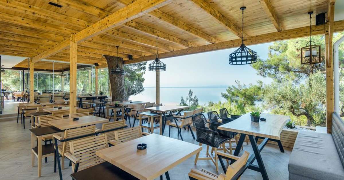 Een foto van de faciliteiten bij Trikorfo Beach