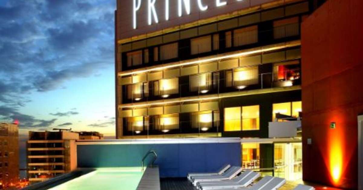 Een foto van het zwembad bij Hotel Barcelona Princess