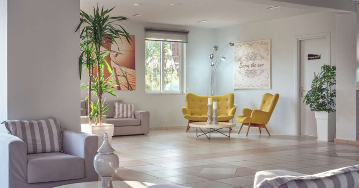 Een foto van het interieur van Koukounaria Hotel & Suites