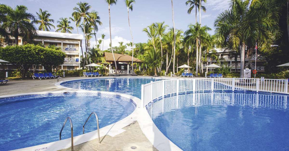 Een foto van het zwembad bij Vista Sol Punta Cana