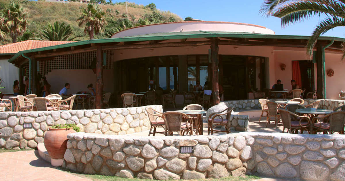 Een foto van het terras bij Cala Di Volpe