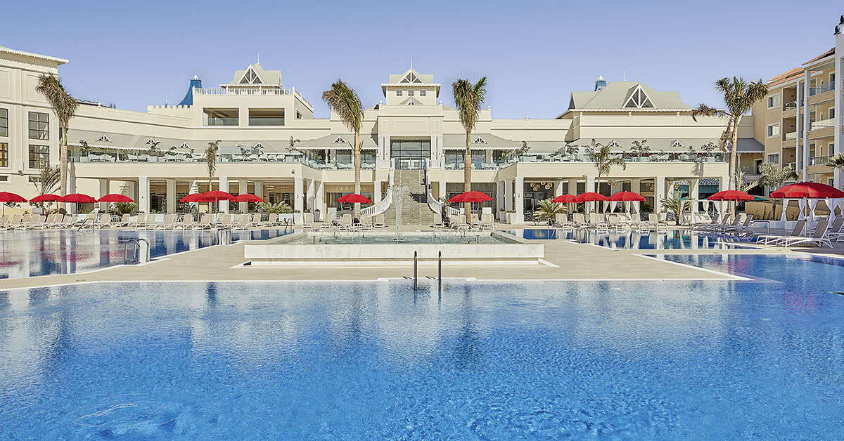Een foto van het zwembad bij Fantasia Bahia Principe