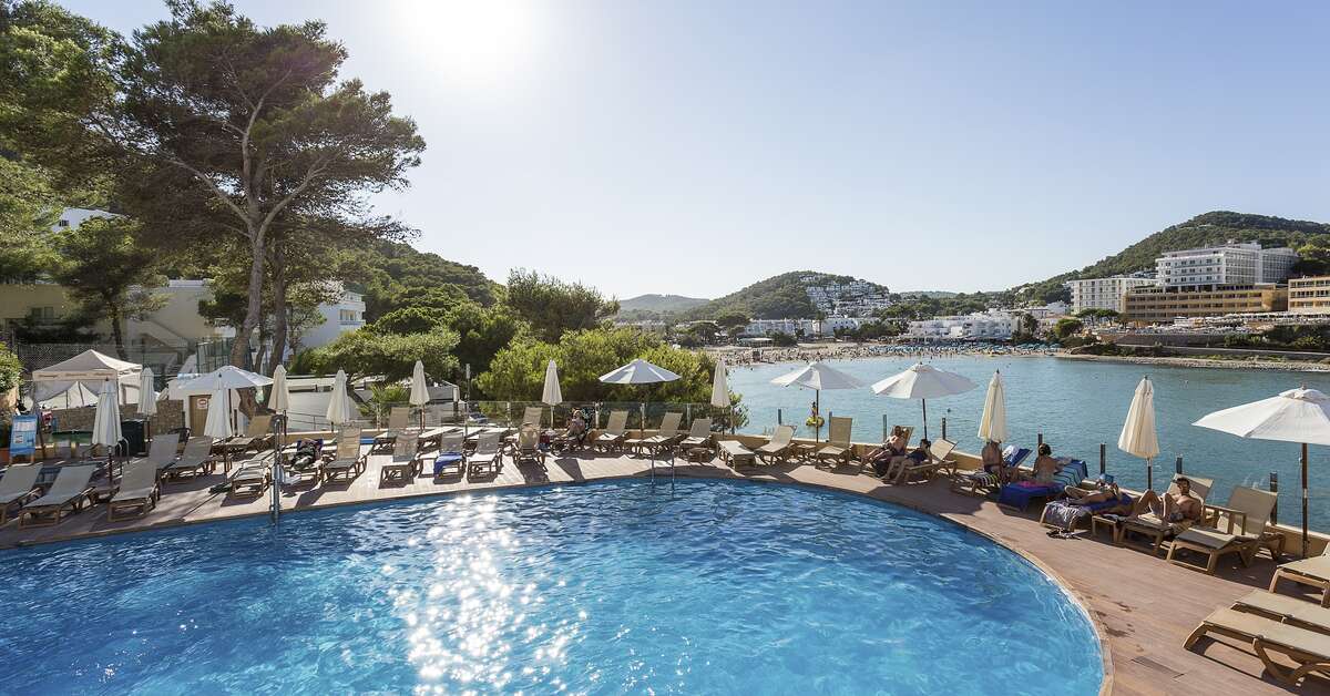 Een foto van het zwembad bij Palladium Hotel Cala Llonga