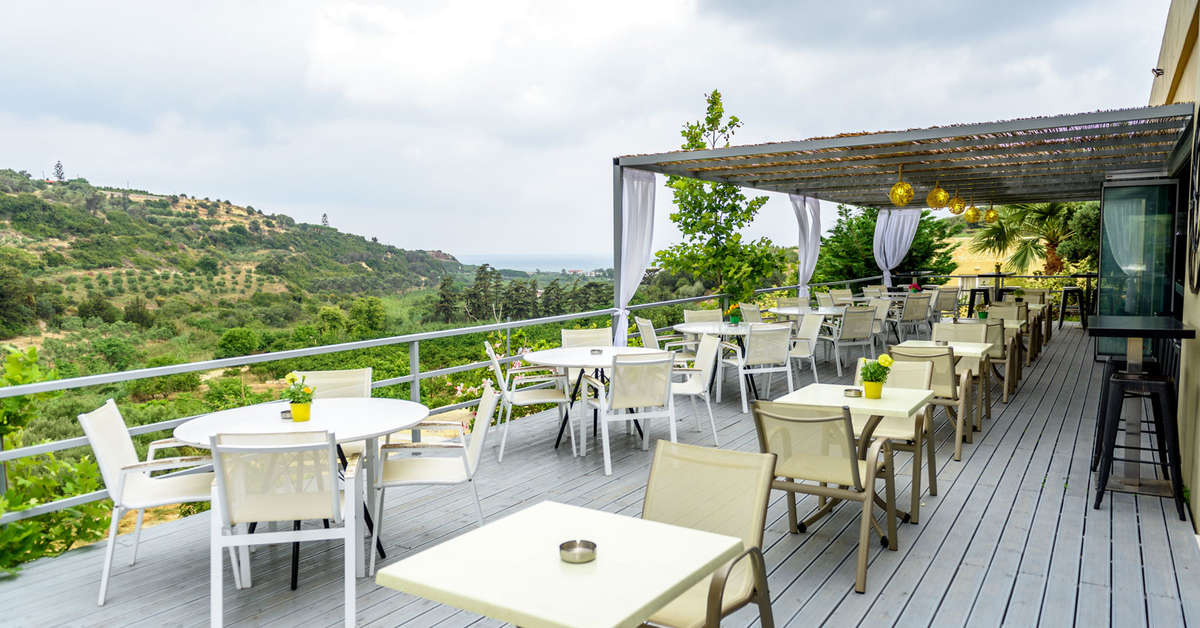Een foto van het terras bij RG Village Crete