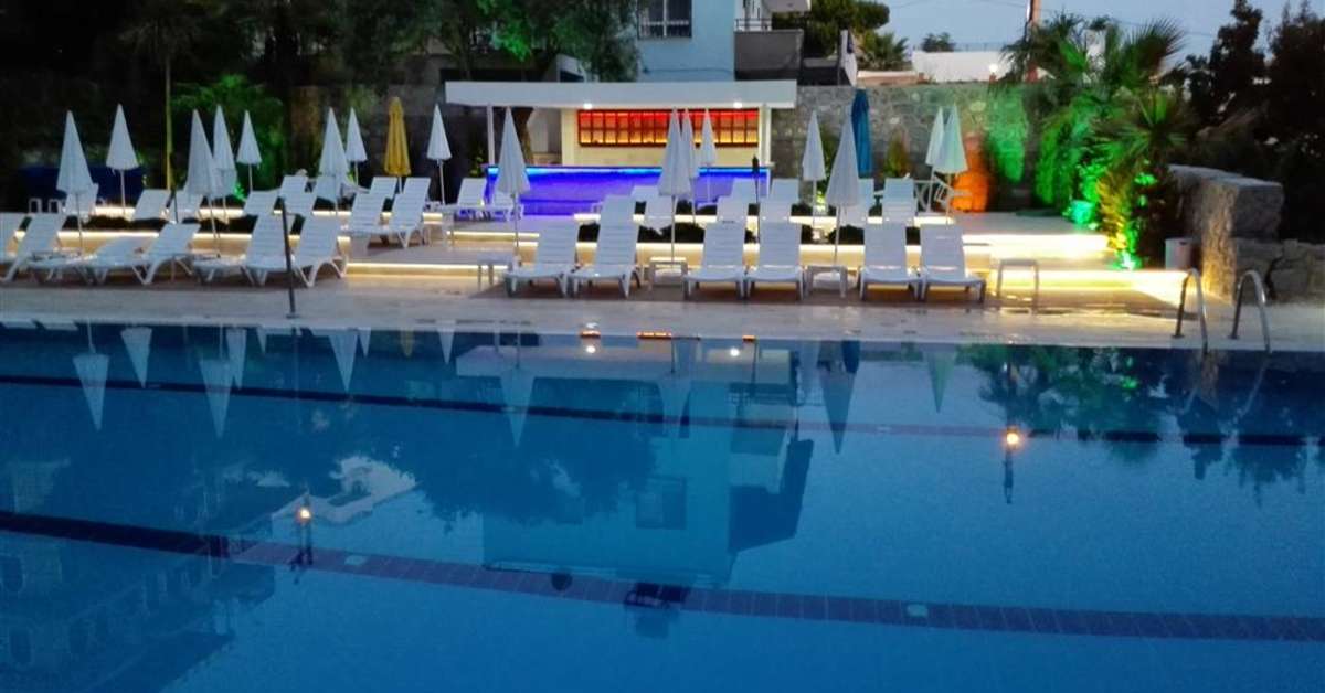 Een foto van het zwembad bij Happy Aparthotel