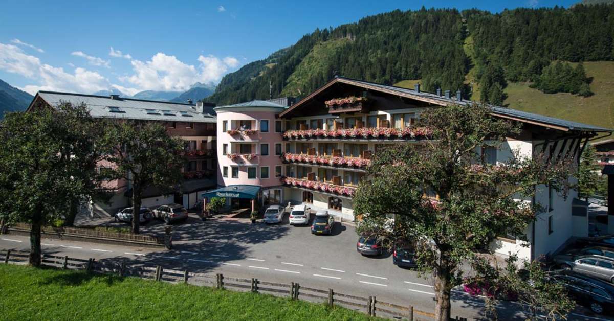 Een foto van de buitenkant van Hotel Rauriserhof