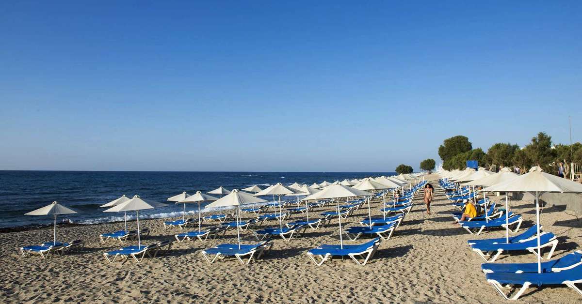 Een foto van het strand bij Allsun Hotel Zorbas Village