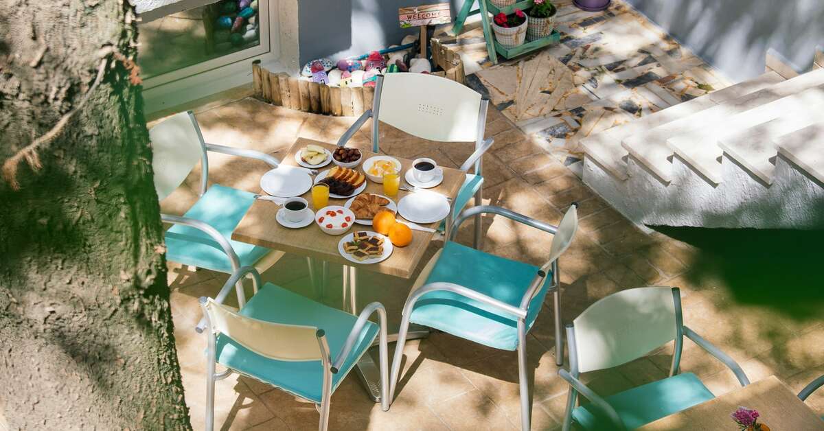 Een foto van het terras bij Sofia Hotel Plakias