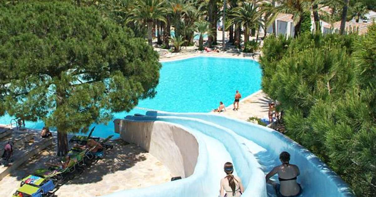 Een foto van het zwembad bij Camping La Baume - La Palmeraie