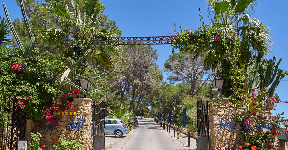 Ein Foto von der Außenansicht des Petit Cala Fornells Hotel