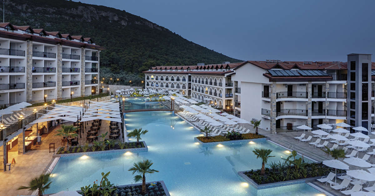 Een foto van het zwembad bij Ramada Resort by Wyndham Akbuk