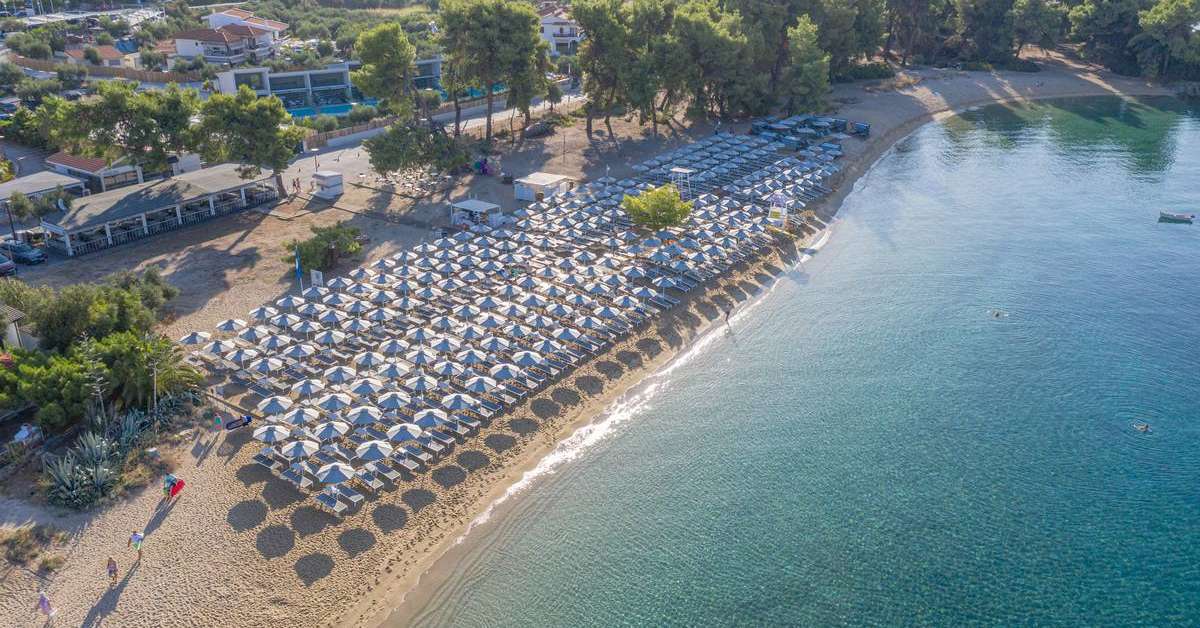 Een foto van het strand bij Hotel Lagomandra & Spa